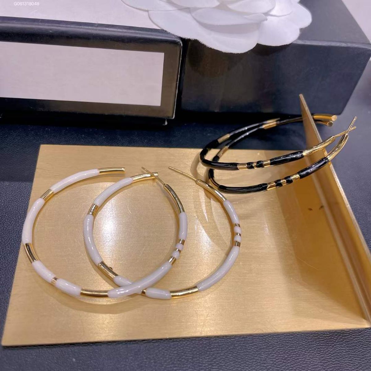 Simple 18K Gold White Enamel Anti Tarnish Hoop Earring For Women Bulk Main image