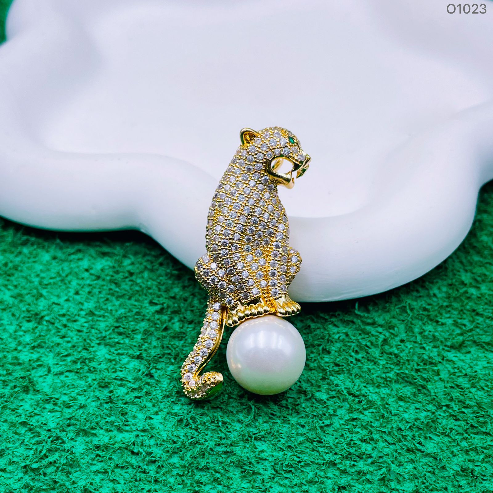 Roaring Tiger Top Of World Cubic Zirconia 18K Gold Brooch Women Bulk Main image