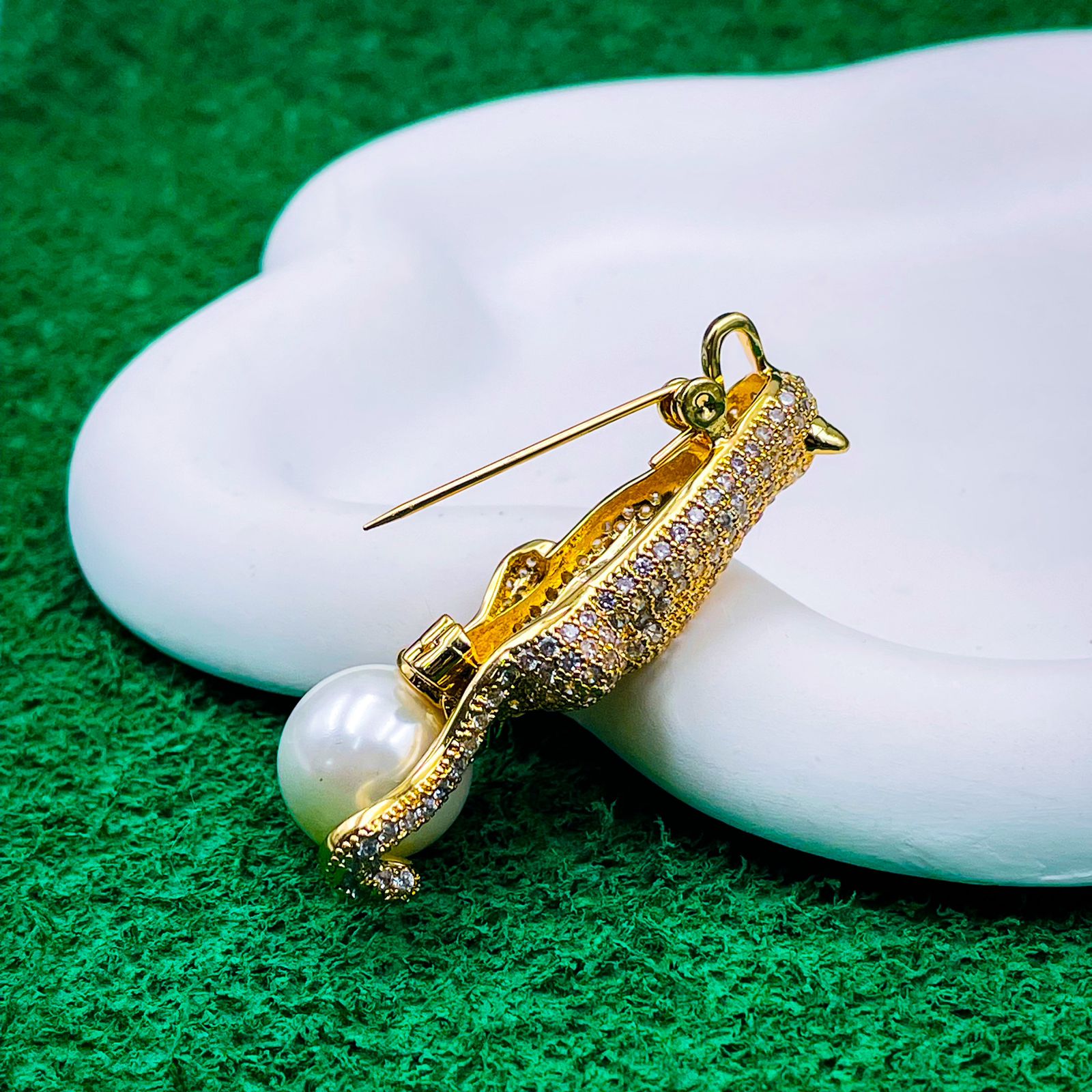 Roaring Tiger Top Of World Cubic Zirconia 18K Gold Brooch Women Bulk