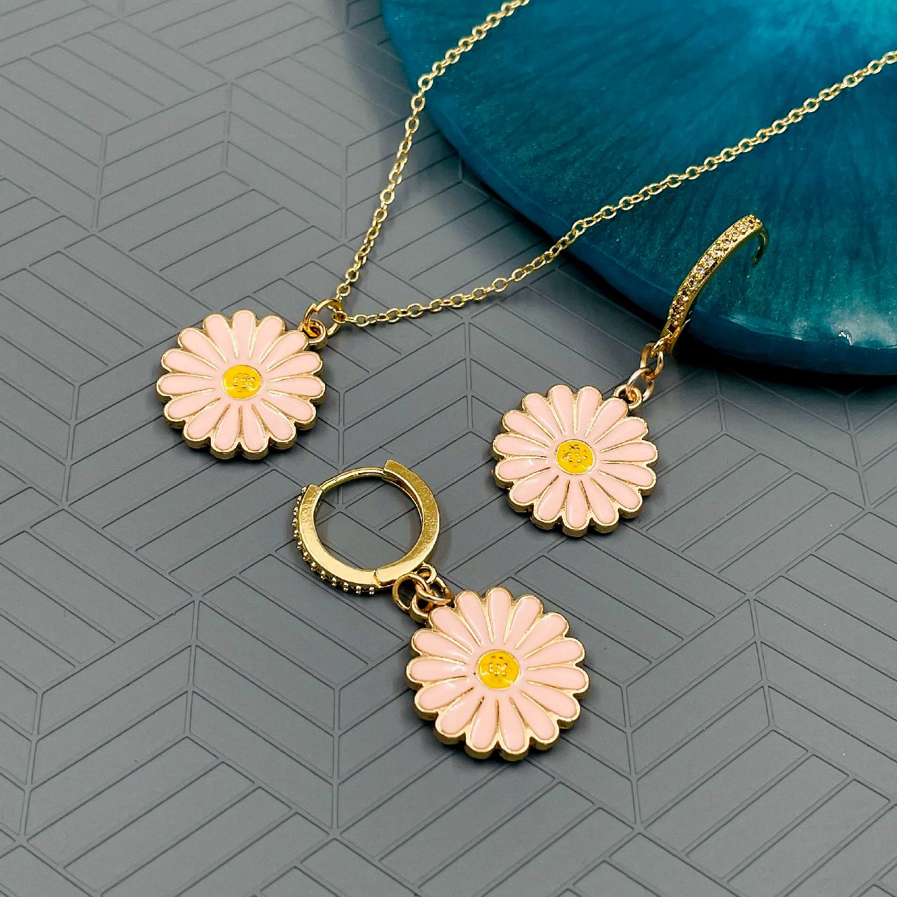 Daisy Flower Brass Gold Pink Enamel Pendant Chain Earring Set Bulk