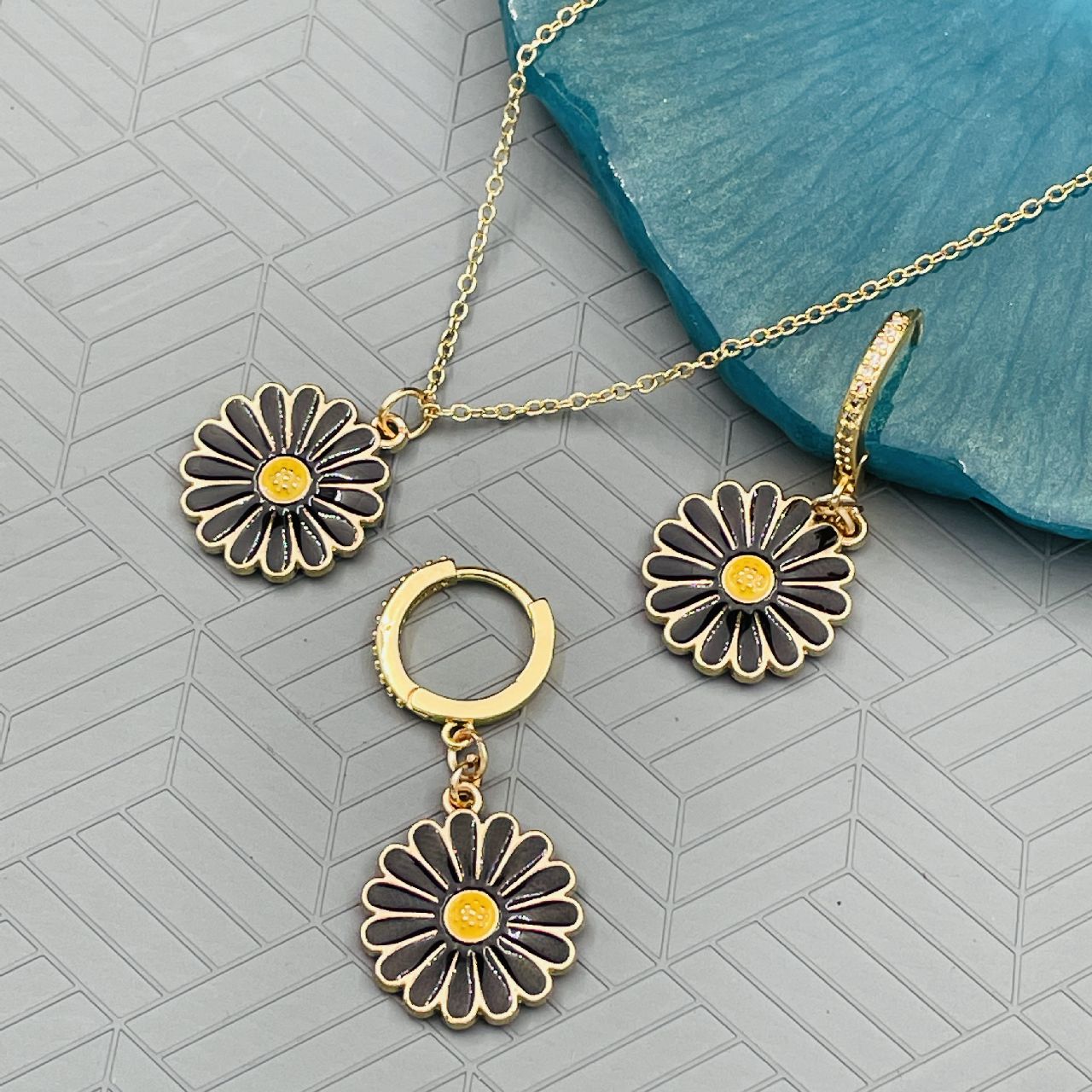 Brass CZ Black Gold Daisy Flower Pendant Chain Earring Girls Bulk