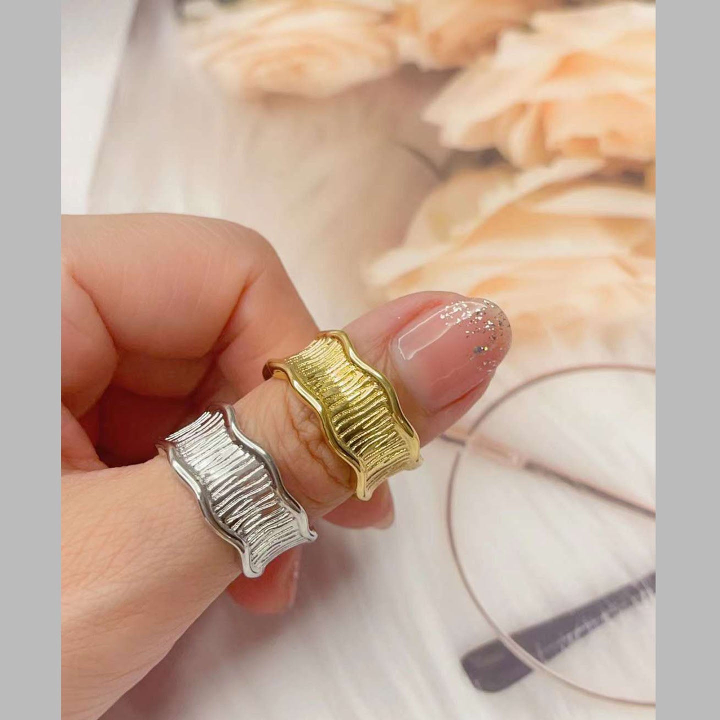 Curly Band Glossy 18K Gold Anti Tarnish Open Back Free Size Ring Bulk Main image