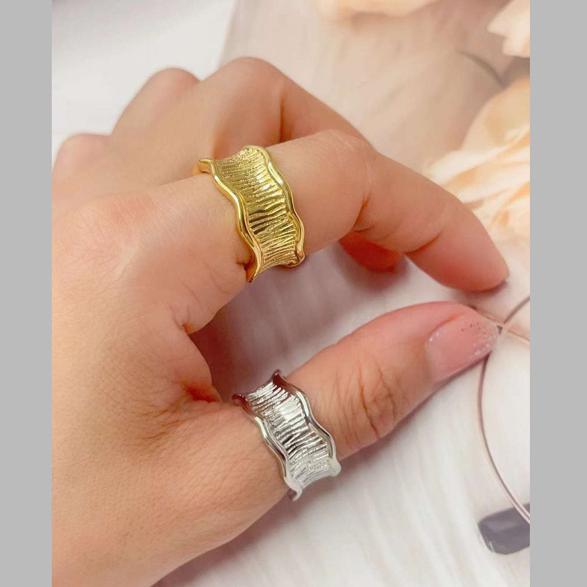 Curly Band Glossy 18K Gold Anti Tarnish Open Back Free Size Ring Bulk