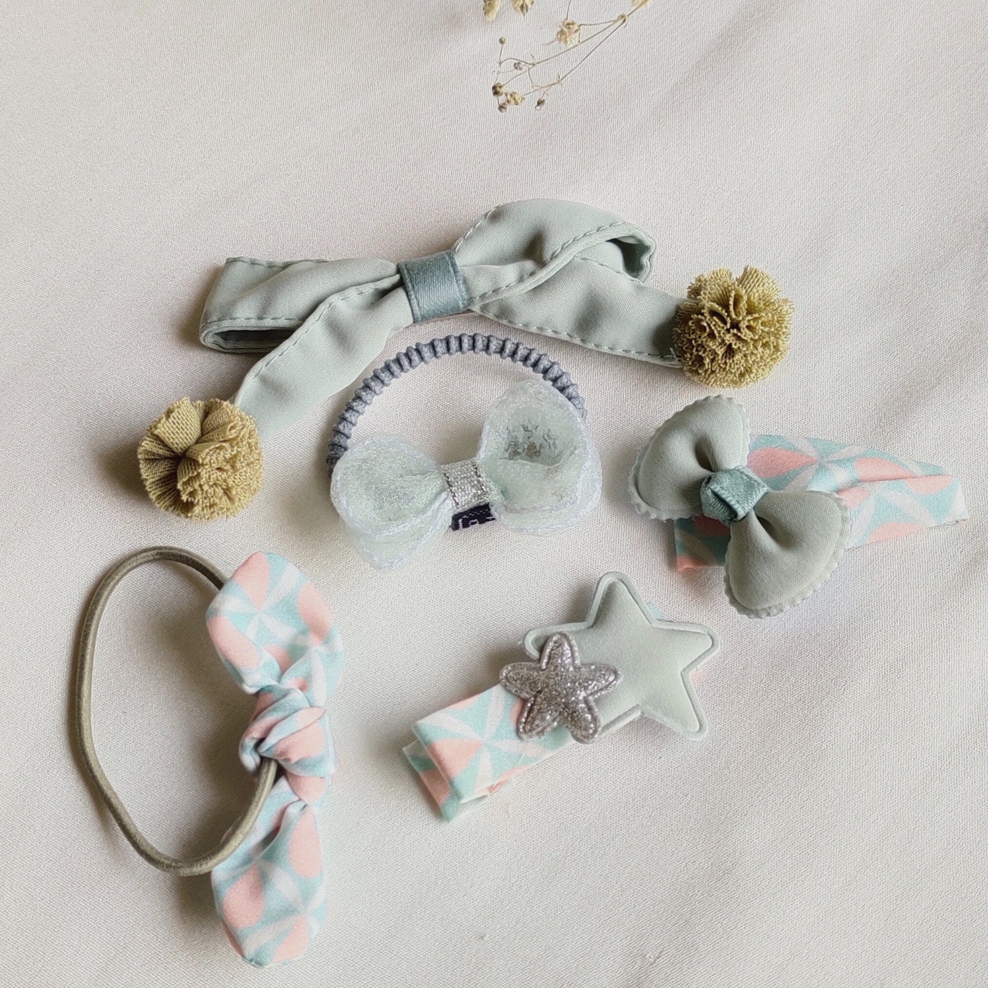 Fantastic Five Grey Fabric Hair Clip Band Accessories Pack Of 5 Pcs For Girl Women Main image